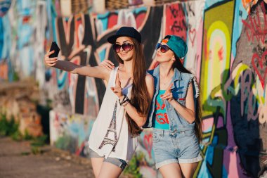 genç kızlar selfie alarak