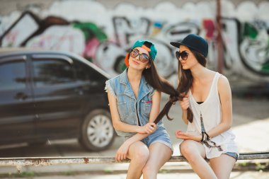 Sokakta genç kızlar