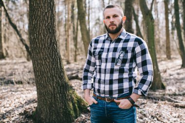 Sakallı adam ormanda çalışma