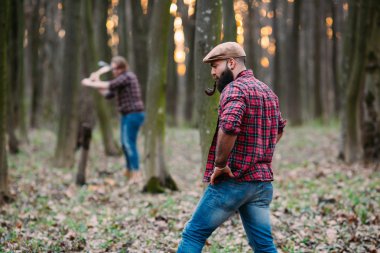 Orman genç erkeklerde