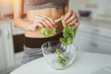 genç kız salatası yapmak