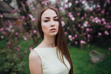 Magnolia yakınındaki güzel kız