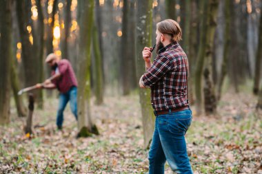 Orman genç erkeklerde