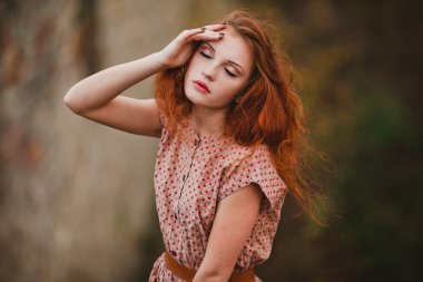 Küçük kızıl saçlı kız 