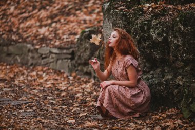 Küçük kızıl saçlı kız 