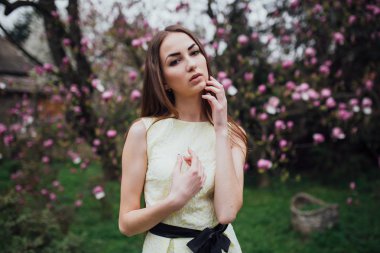 Magnolia yakınındaki güzel kız