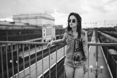 Genç kız sokakta poz