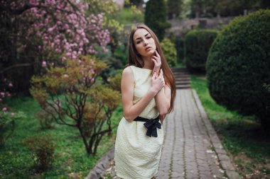 Magnolia yakınındaki güzel kız