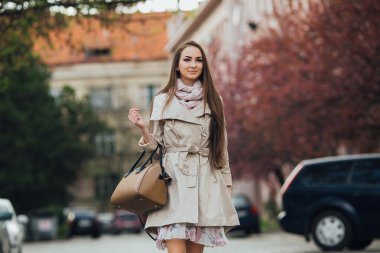 ceketi giyen genç kadın 