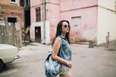 Genç kız sokakta poz