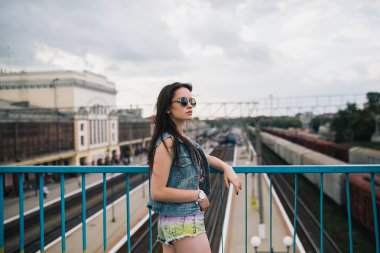 Genç kız sokakta poz