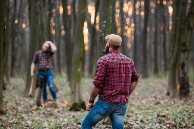 Orman genç erkeklerde
