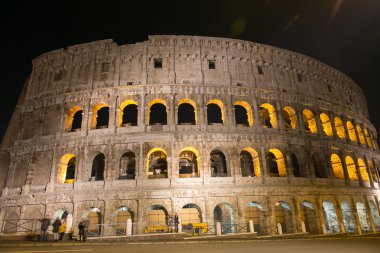 Roma 'daki antik Kolezyum