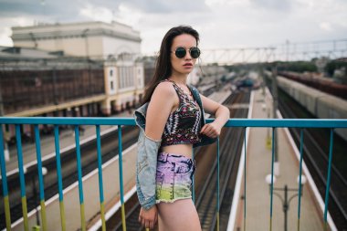 Genç kız sokakta poz