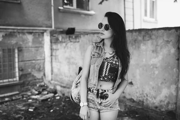Ung flicka poserar på gatan — Stockfoto