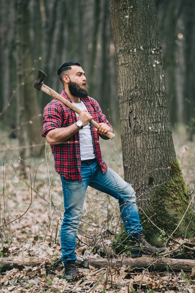 Γενειοφόρος ξυλοκόπος στο δάσος — Φωτογραφία Αρχείου