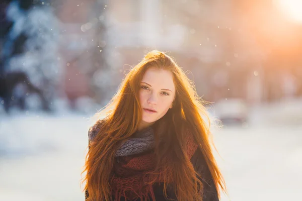 Vöröshajú lány a fagyasztott téli napon — Stock Fotó