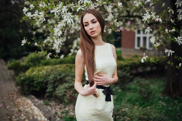 Beautiful girl near magnolia — Stock Photo, Image