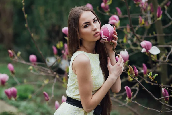 Hermosa chica cerca de magnolia —  Fotos de Stock