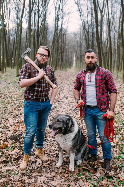 Homens jovens na floresta — Fotografia de Stock