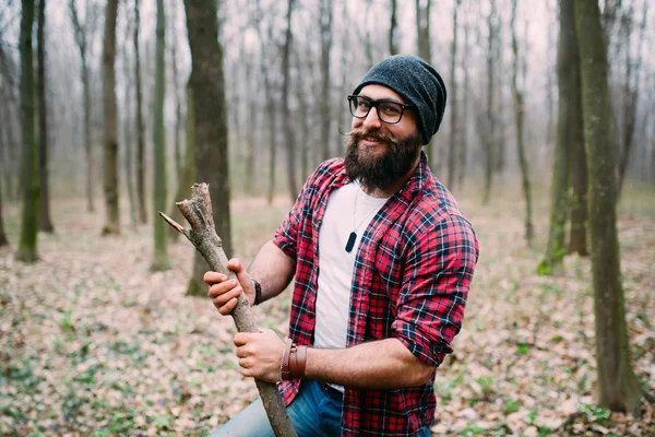 Joven en el bosque — Foto de Stock