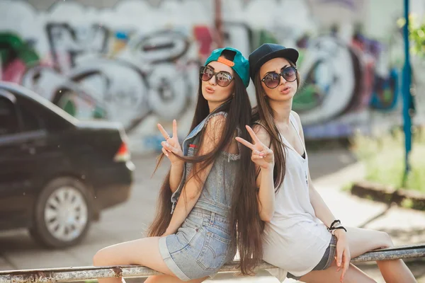 Chicas jóvenes en la calle — Foto de Stock