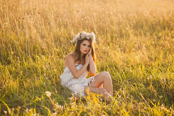 Junge Frau im Feld — Stockfoto