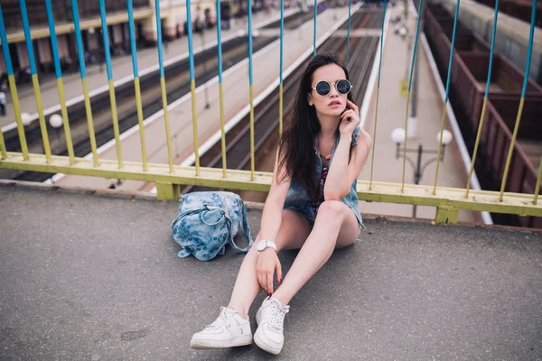 Jovem posando na rua — Fotografia de Stock