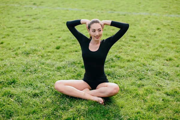 Chica practicando yoga — Foto de Stock