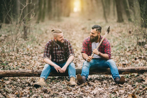 Unga män i skogen — Stockfoto