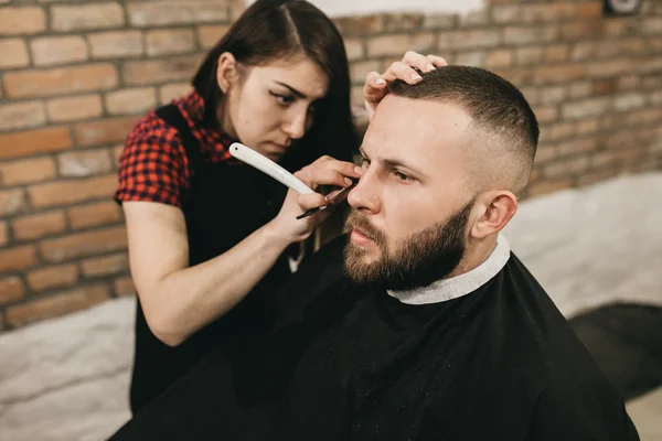 Skäggig Man i Barbershop — Stockfoto