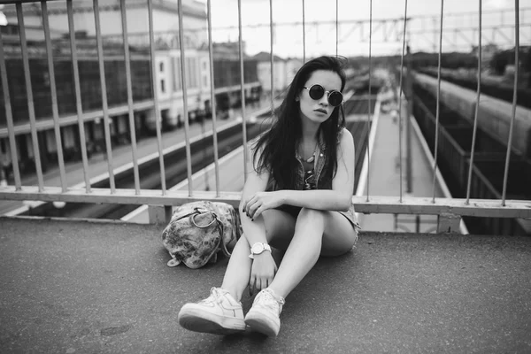 Jovem posando na rua — Fotografia de Stock