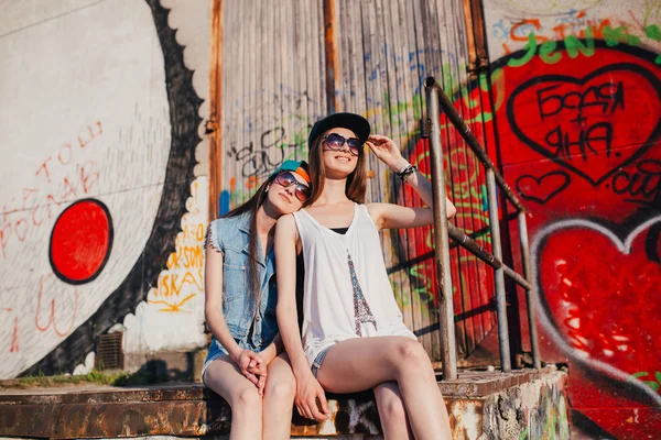 Jeunes filles dans la rue — Photo