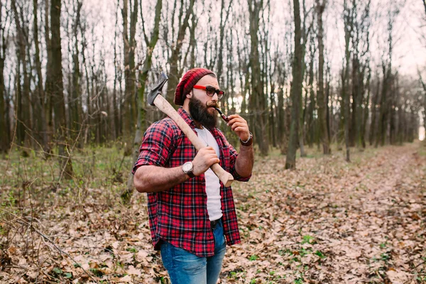 Joven en el bosque — Foto de Stock