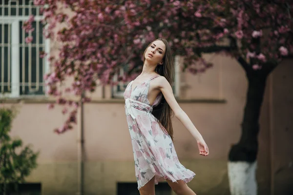 Jovem mulher de vestido — Fotografia de Stock