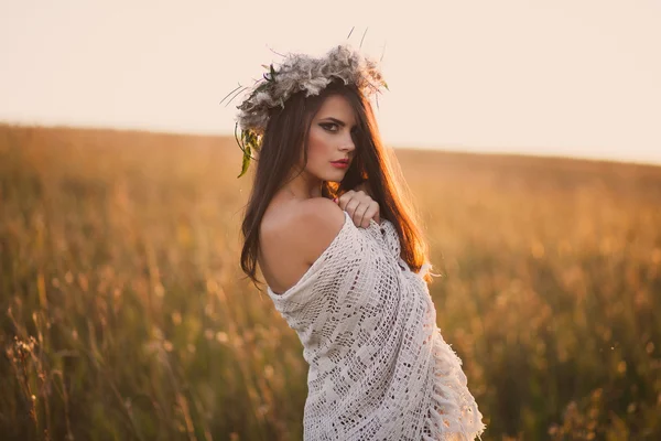 Young woman in field — Stock Photo, Image