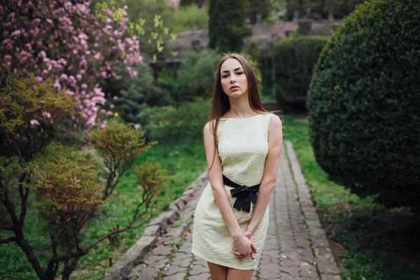 Menina bonita perto de magnólia — Fotografia de Stock