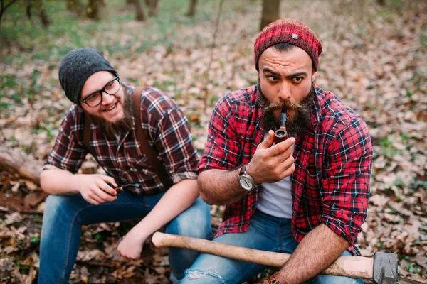 Homens jovens na floresta — Fotografia de Stock