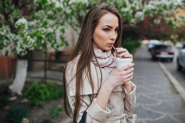 Jeune femme avec café — Photo