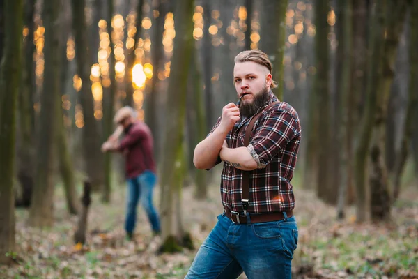 Unga män i skogen — Stockfoto