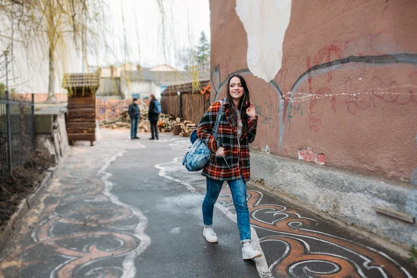 Ung flicka på gatan — Stockfoto