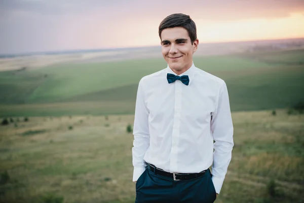 Young groom in mountains — Stock Photo, Image