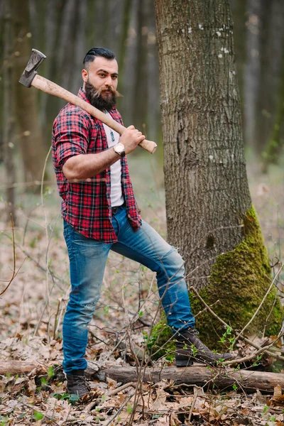 Bebaarde houthakker in het bos — Stockfoto