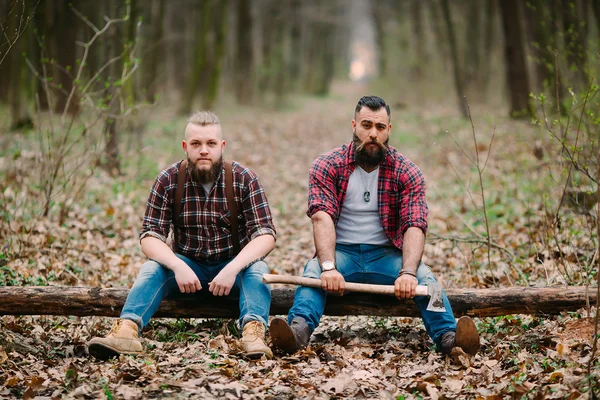 Homens jovens na floresta — Fotografia de Stock