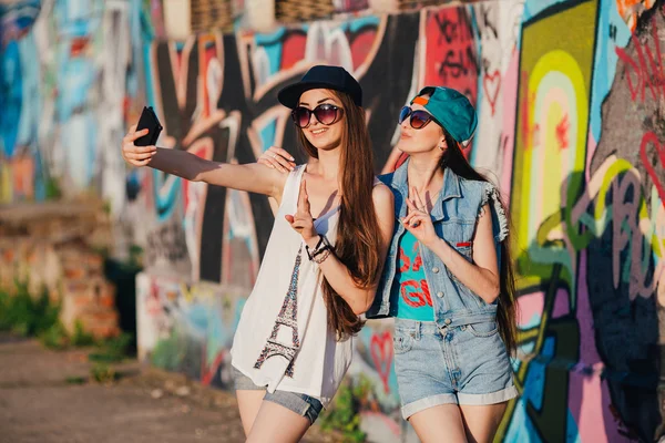 Young girls taking selfie — Stock Photo, Image