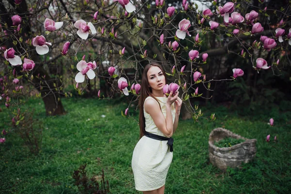Belle fille près de magnolia — Photo
