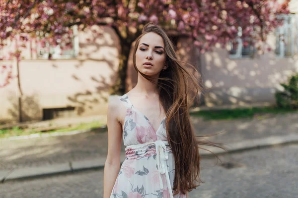 Jovem mulher de vestido — Fotografia de Stock