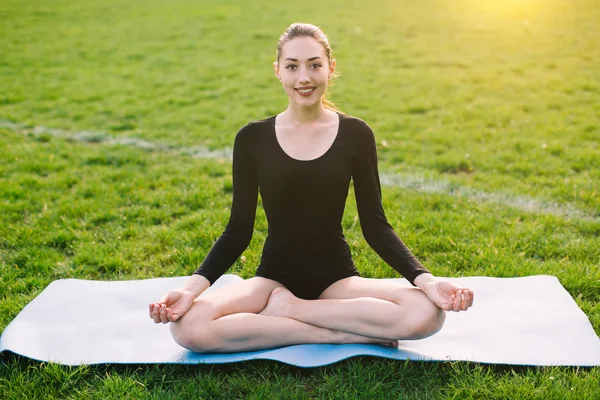 Chica practicando yoga — Foto de Stock