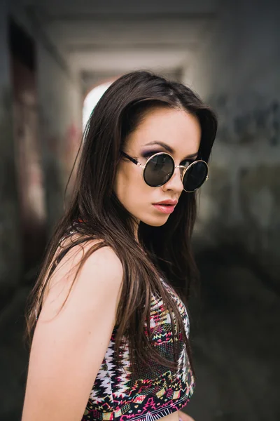 Jovem posando na rua — Fotografia de Stock