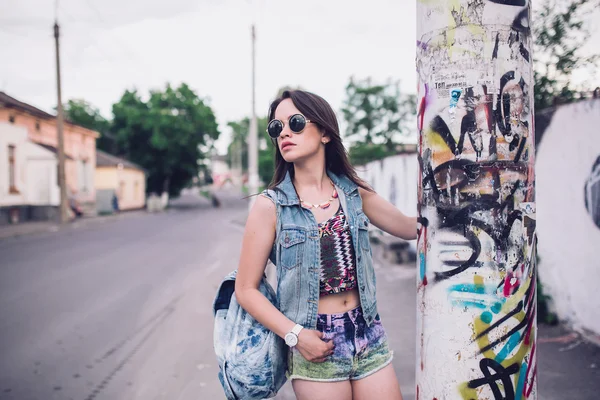 Jeune fille dans les lunettes de soleil sur la rue — Photo